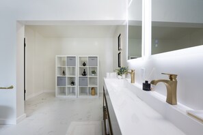 Hair dryer, towels, soap, shampoo - Charming Hollywood Hills Villa: Heated Pool, Unique Design, Peaceful and Private (Los Angeles)