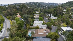 Exterior - Charming Hollywood Hills Villa: Heated Pool, Unique Design, Peaceful and Private (Los Angeles)