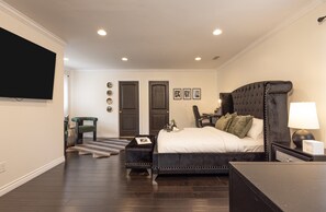 6 chambres, bureau, fer et planche à repasser, lit parapluie