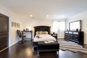 6 bedrooms, desk, iron/ironing board, travel cot - Charming Hollywood Hills Villa: Heated Pool, Unique Design, Peaceful and Private (Los Angeles)
