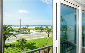 Property grounds - Panoramic Gulf Views 2 Bed 2 Bath at Siesta Key Beach Steps to Beach (Siesta Key)