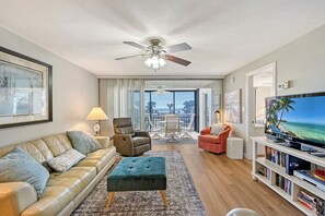 TV, books - Siesta Key Beachside Corner Unit 2 Bed 2 Bath Beach and Gulf Views (Siesta Key)