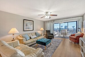 TV, books - Siesta Key Beachside Corner Unit 2 Bed 2 Bath Beach and Gulf Views (Siesta Key)