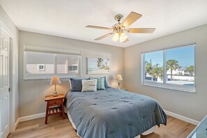 2 bedrooms, iron/ironing board, free WiFi, bed sheets - Siesta Key Beachside Corner Unit 2 Bed 2 Bath Beach and Gulf Views (Siesta Key)