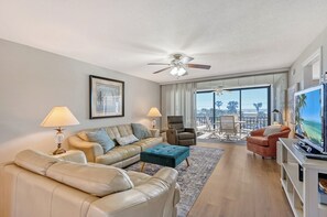 TV, books - Siesta Key Beachside Corner Unit 2 Bed 2 Bath Beach and Gulf Views (Siesta Key)