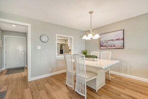 Dining - Siesta Key Beachside Corner Unit 2 Bed 2 Bath Beach and Gulf Views (Siesta Key)