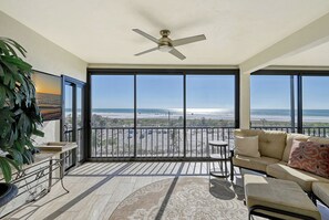 Een televisie en boeken