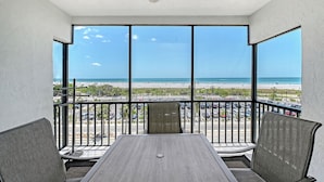 Un balcón con vista a la playa y al océano.