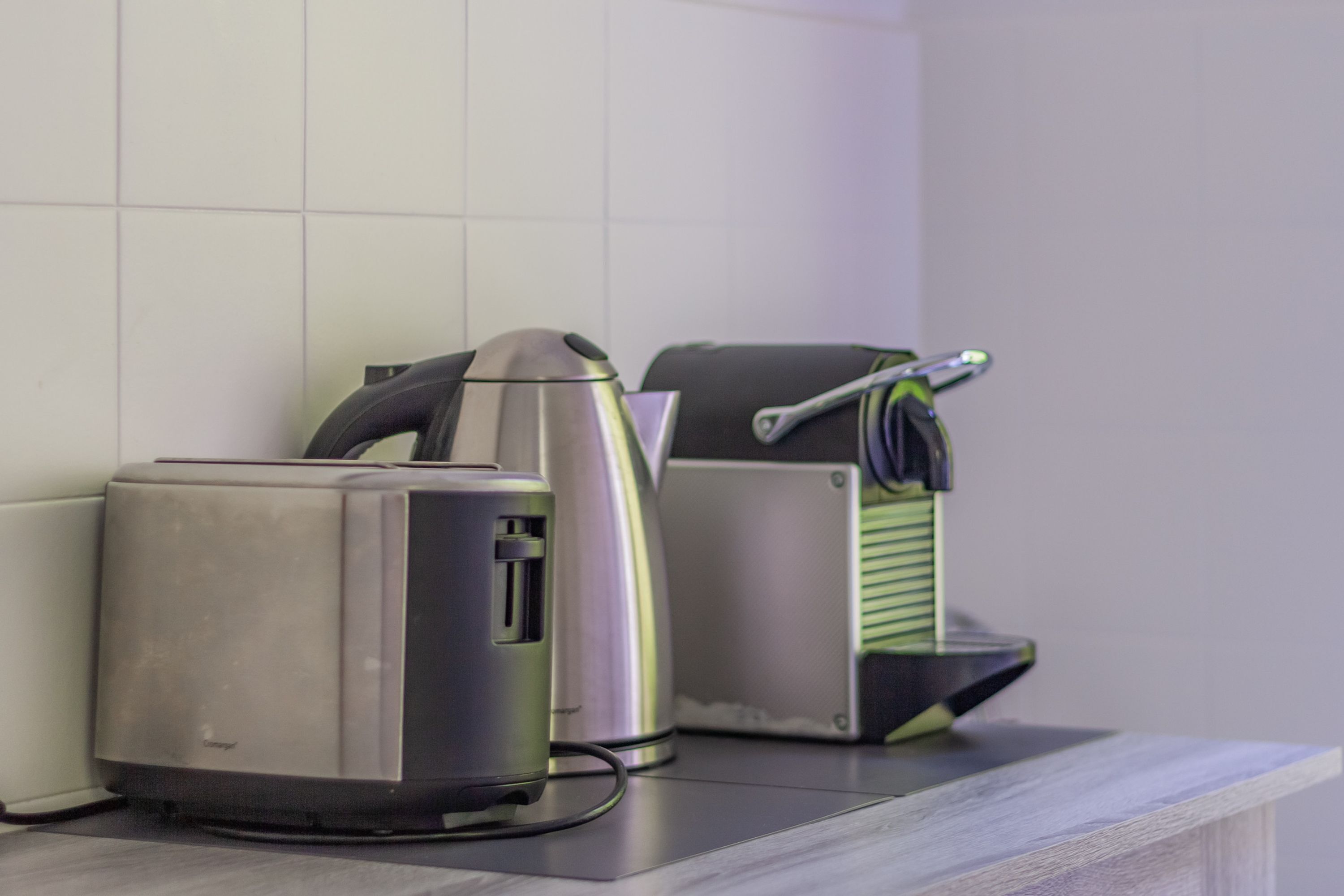 Eine Küchenarbeitsplatte mit Toaster, Wasserkocher und Kaffeemaschine.