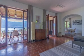 Ein geräumiger Wohnbereich mit Blick auf Berge, ein Essbereich mit Tisch und Stühlen sowie eine gemütliche Sitzecke mit einer Couch.