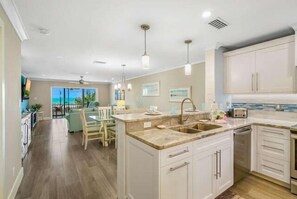 Kylskåp, mikrovågsugn, ugn och spishäll