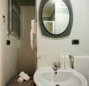 Apartment | Bathroom | Shower, rainfall showerhead, free toiletries, hair dryer