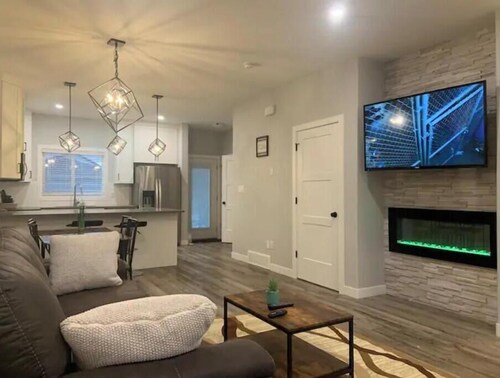 Exquisite 3 BR Villa with Double Garage-King Bed