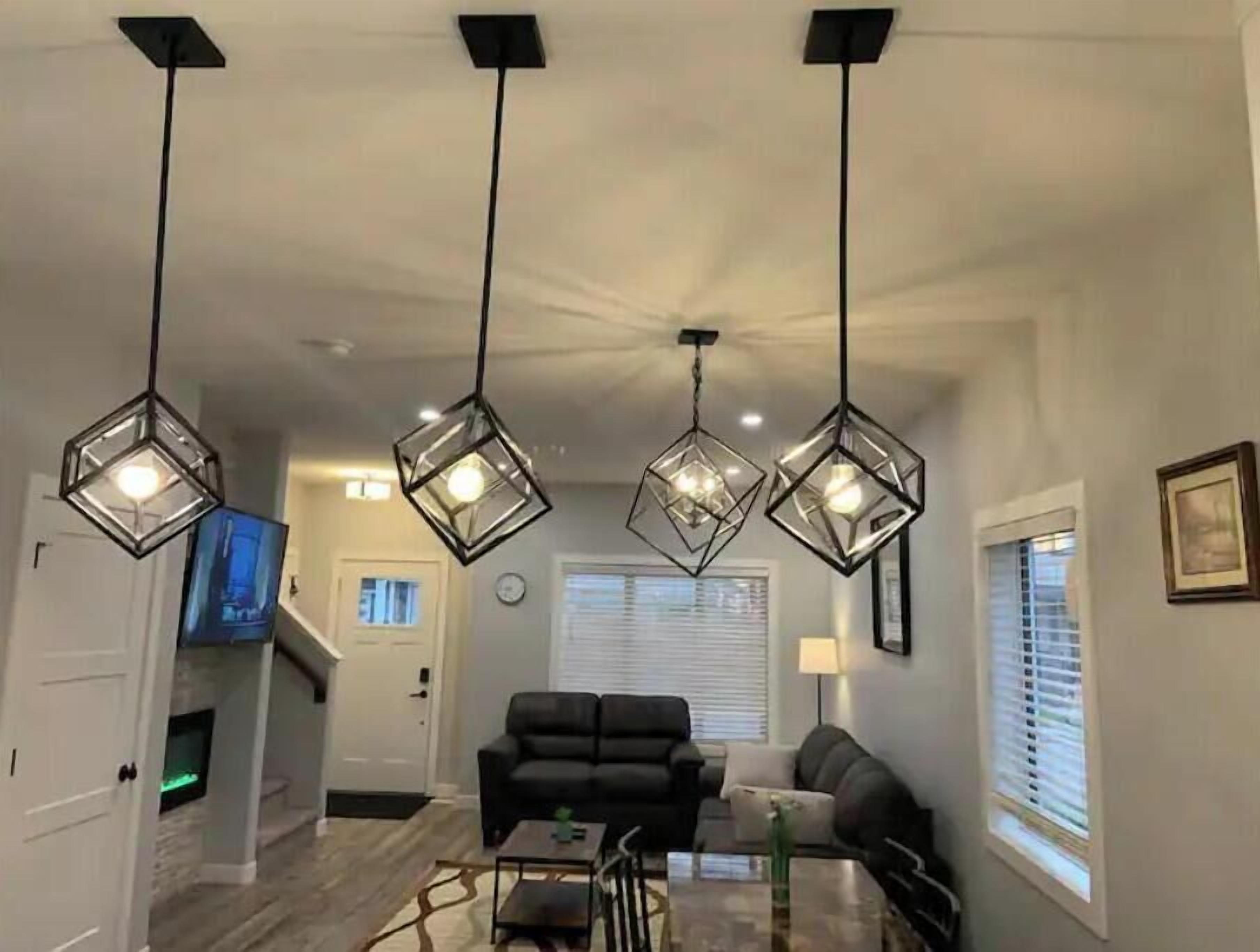 Exquisite 3 Br Villa With Double Garage-king Bed - White City