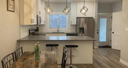 Exquisite 3 BR Villa with Double Garage-King Bed