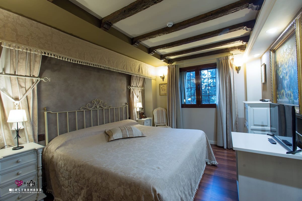 Executive Double Room, 1 King Bed | In-room safe, soundproofing, WiFi (free), bed sheets