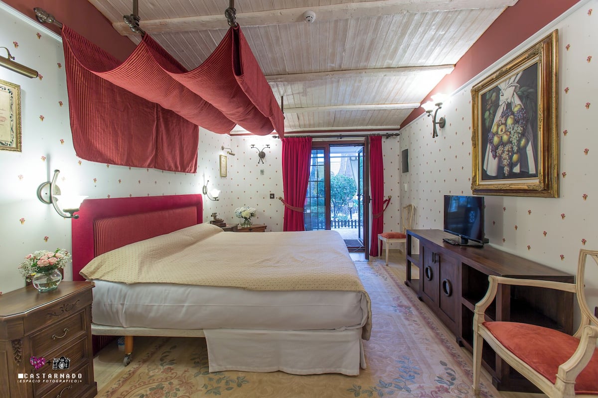 Standard Double Room, 1 King Bed, Garden View | In-room safe, soundproofing, WiFi (free), bed sheets