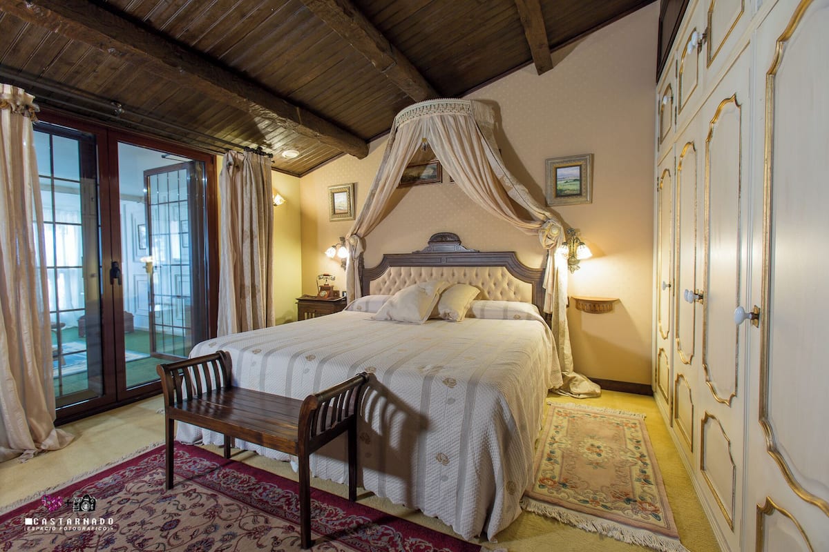 Senior Double Room, 1 King Bed | In-room safe, soundproofing, WiFi (free), bed sheets