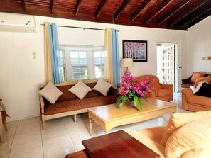 Villa | Woonruimte | Een televisie