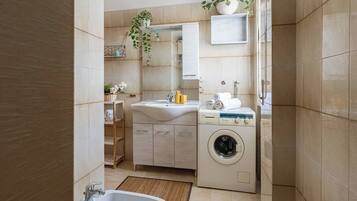 Doccia, asciugacapelli, asciugamani, shampoo