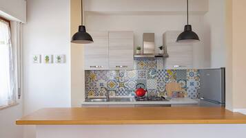 Kühlschrank, Ofen, Herdplatte, Wasserkocher mit Kaffee-/Teezubehör