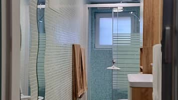 Shower, jetted tub, hair dryer, towels