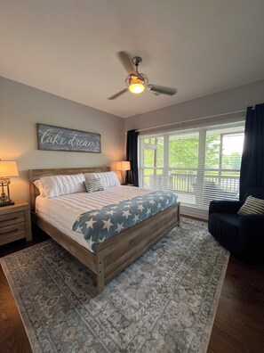 5 makuuhuonetta, työpöytä, silitysrauta/-lauta, vauvan matkasänky