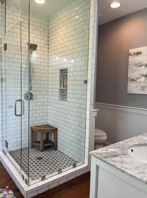 Een douche, een haardroger, handdoeken, zeep
