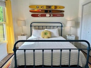 5 slaapkamers, een bureau, een strijkplank/strijkijzer, reisbedje