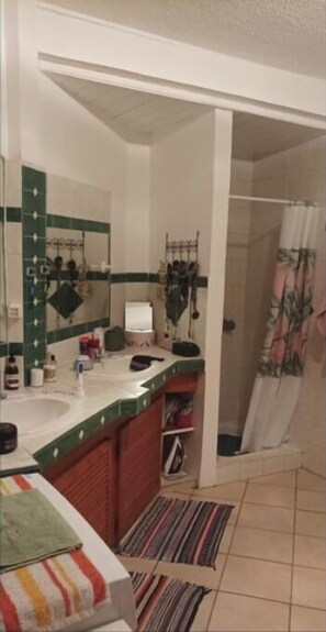 Towels, toilet paper - Maison (Le Tampon)
