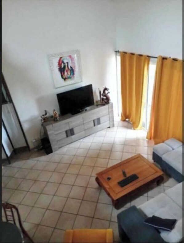 TV, books - Maison (Le Tampon)