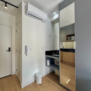 Ein modernes Badezimmer mit Toilette, Waschbecken und Spiegel.