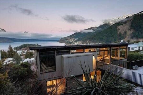 Exterior - World class, new, stunning views & fitout (Queenstown)