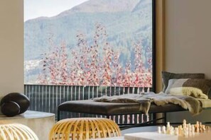 Spa - World class, new, stunning views & fitout (Queenstown)