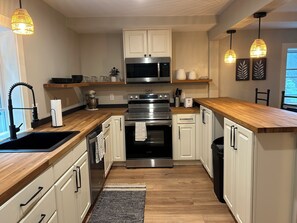 Fridge, microwave, oven, stovetop - The Bow Street Abode / Charming 2 BR Retreat (Freeport)