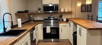 The Bow Street Abode / Charming 2 BR Retreat