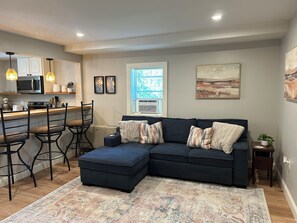 Smart TV, books - The Bow Street Abode / Charming 2 BR Retreat (Freeport)