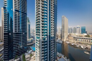 Un immeuble de grande hauteur doté d’une architecture moderne, avec de nombreux balcons et une vue sur le front de mer.