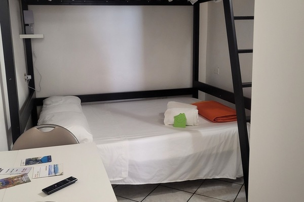 1 bedroom, bed sheets