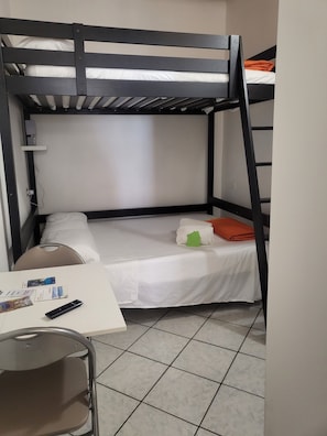 1 bedroom, bed sheets - La Piccola Casetta nel Centro Storico (Iglesias)