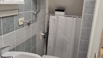 Een haardroger, handdoeken, zeep, toiletpapier
