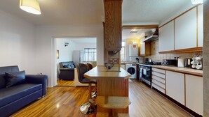 A modern apartment with a living room, dining area, and kitchen. - Dagenham - 4 Beds - Sleeps 8 - Wifi (Dagenham)