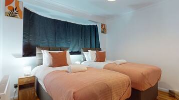 House | 4 bedrooms, iron/ironing board, free WiFi, bed sheets