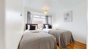 House | 4 bedrooms, iron/ironing board, free WiFi, bed sheets