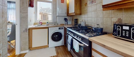 Talo | Yksityinen keittiö | Jääkaappi, mikroaaltouuni, uuni, liesi