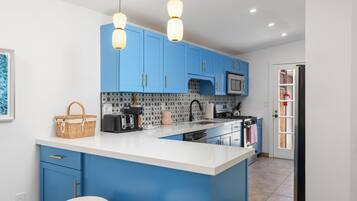 Mikrovågsugn, kaffe- och tebryggare, brödrost och grytor/köksredskap