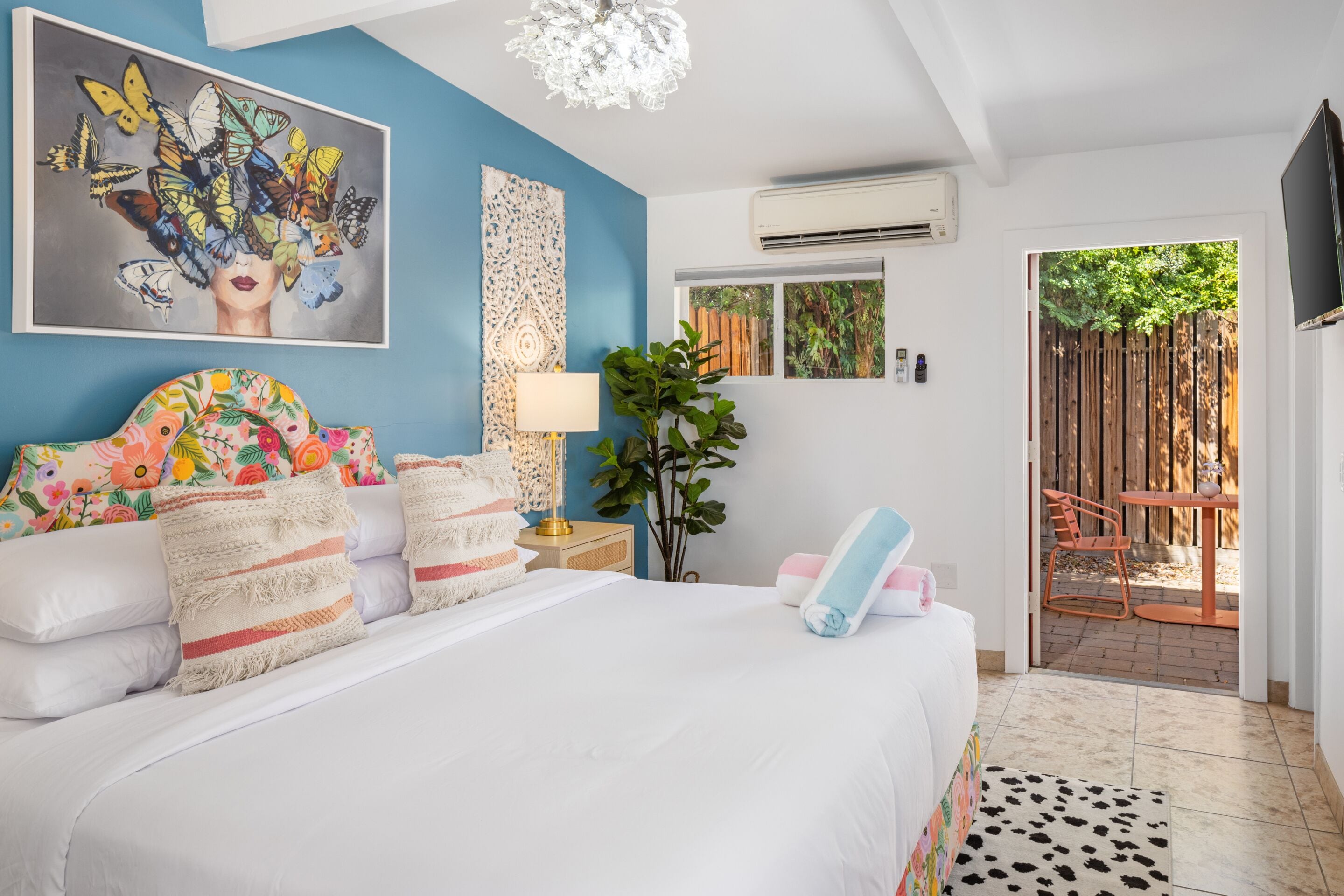 Studio Economy, có phòng tắm riêng, quang cảnh hồ bơi (Room 9: The Taylor Suite) | Nệm có lớp đệm bông, két bảo mật tại phòng 