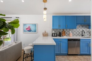 Studio Premium, có phòng tắm riêng, quang cảnh hồ bơi (Room 3: The Bowie Suite) | Bếp riêng | Lò vi sóng, dụng cụ pha cà phê/trà, lò nướng bánh mì 