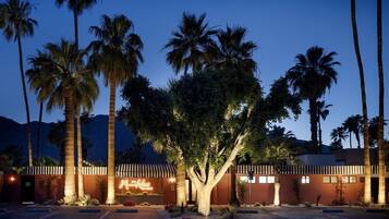 Estudio económico, baño privado, vistas a la piscina (Room 2: The Edie Suite) | Exterior