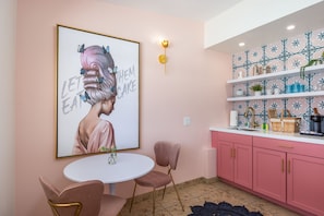 Microwave, coffee/tea maker, toaster, cookware/dishes/utensils - The Muse Hotel (Adults only 15+) (Palm Springs)